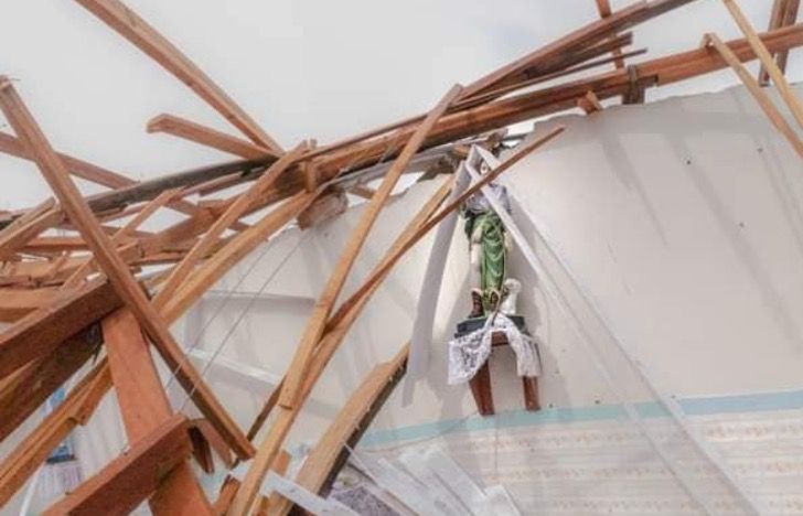 seuamigoguru.com - Imagens ficaram intactas depois que um tornado destruiu a Igreja. Parece uma mensagem divina!