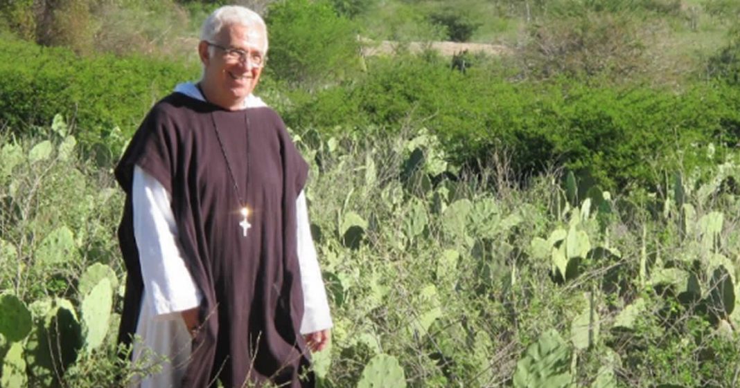 O padre brasileiro que foi morar no lixão para resgatar as pessoas
