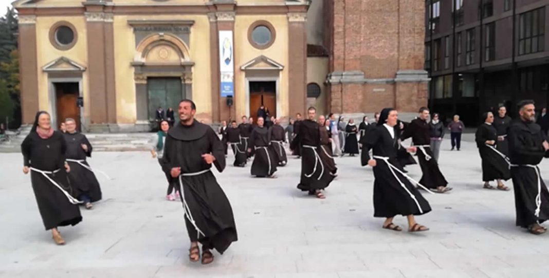 Em sinal de esperança, Padres e freiras dão um show de dança e alegria na rua!