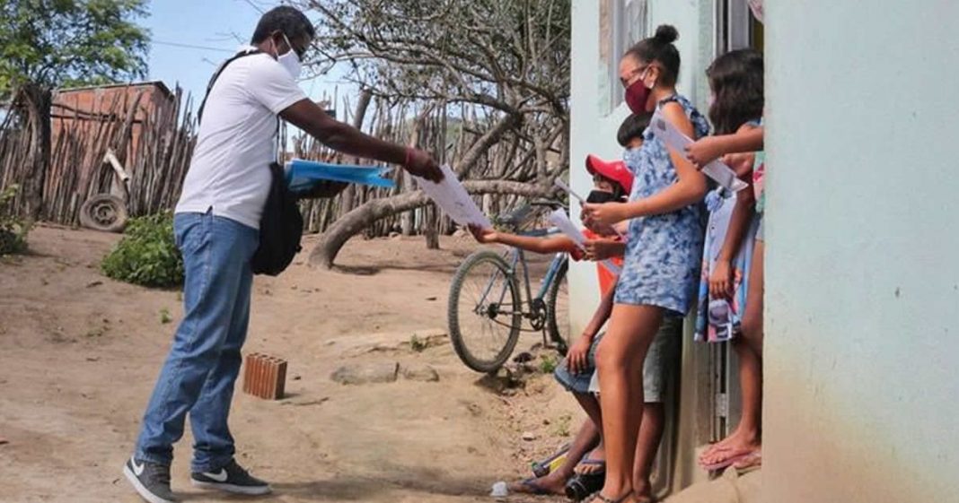 Professor do Brasil leva lição de casa para casa de seus alunos sem internet.