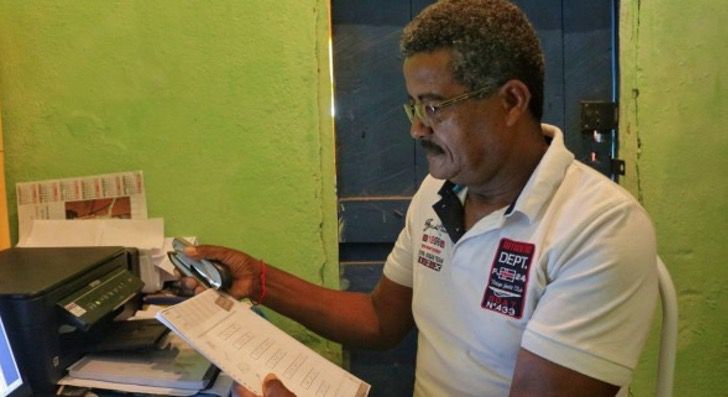 seuamigoguru.com - Professor do Brasil leva lição de casa para casa de seus alunos sem internet.