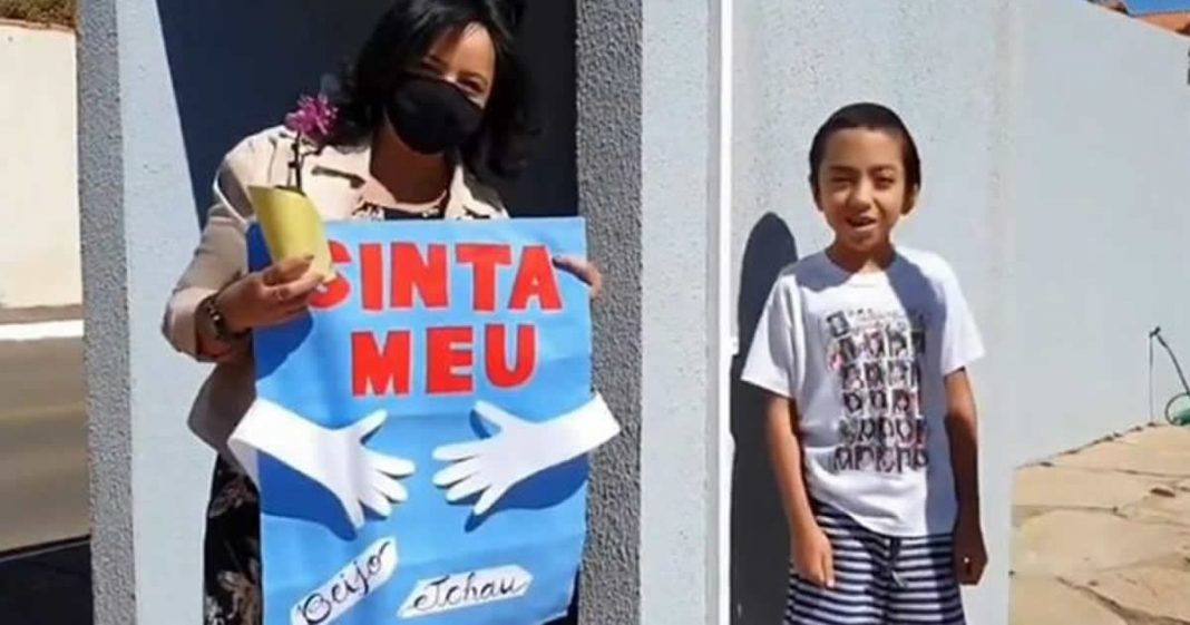 Professora visita alunos em casa e faz surpresa com presentes. Vídeo