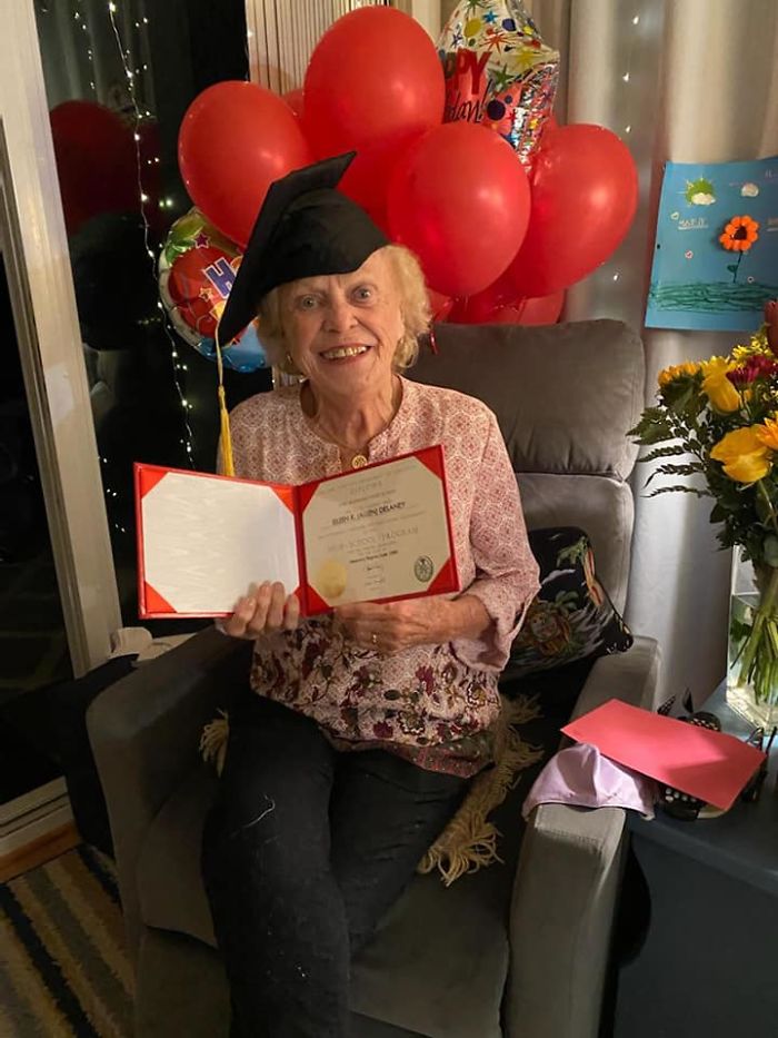 seuamigoguru.com - Aos 93 anos ela recebeu o tão sonhado diploma do ensino médio!