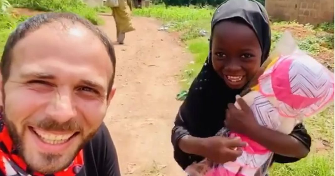 Menina órfã da Nigéria ganha sua primeira boneca e sua alegria contagia a todos!