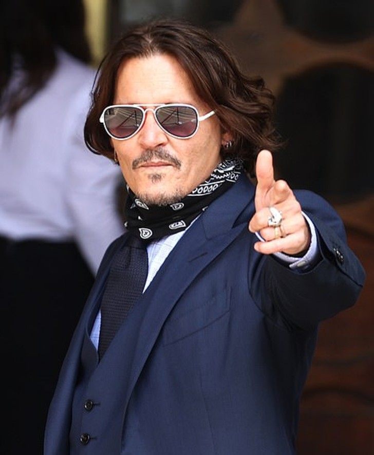 seuamigoguru.com - Amber comemora a sua primeira vitória contra Johnny Depp