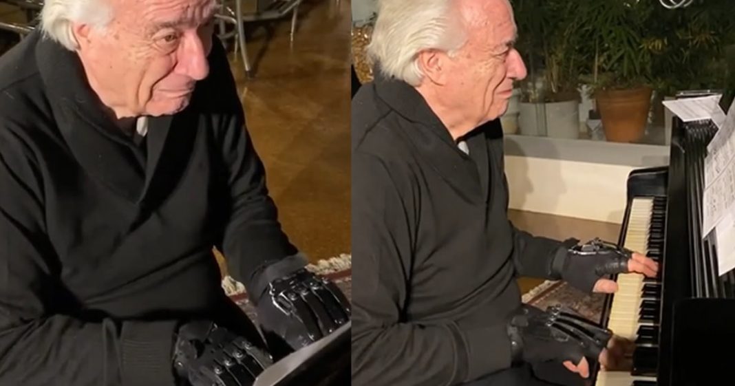 Pianista brasileiro toca piano pela primeira vez em 20 anos graças ao Bionic Gloves.