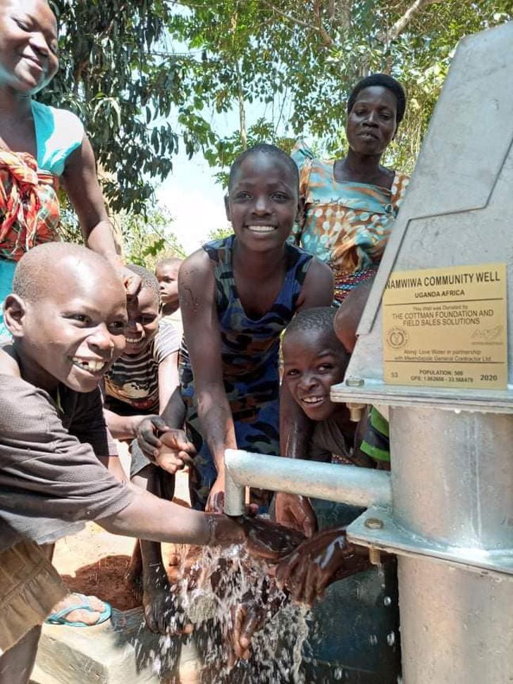 seuamigoguru.com - Pela primeira vez, aldeia de Uganda tem água potável