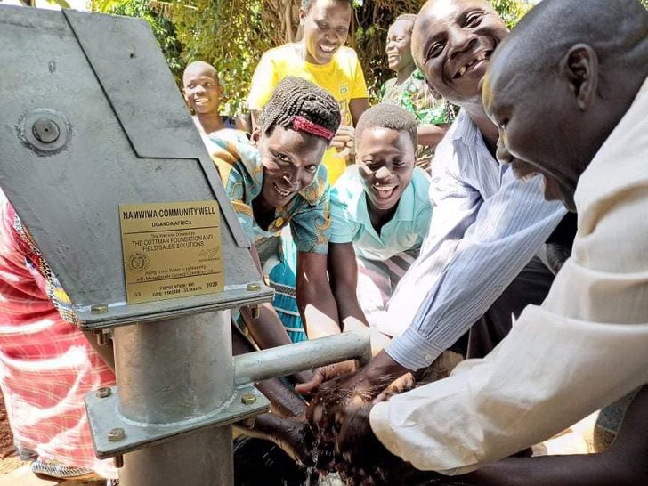seuamigoguru.com - Pela primeira vez, aldeia de Uganda tem água potável