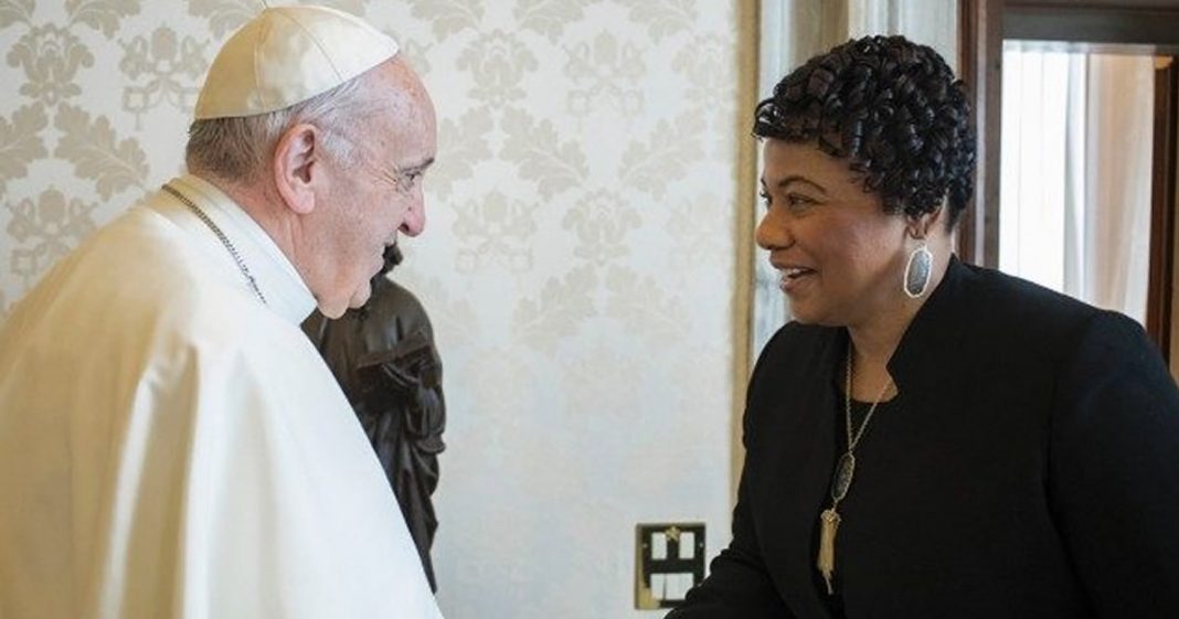 Papa diz a filha de Martin Luther King: “O sonho de igualdade continua vivo”.