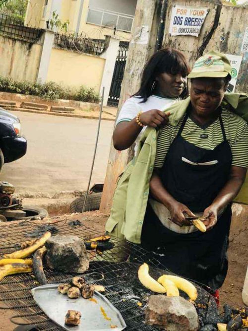 seuamigoguru.com - Filha orgulhosa comemora diploma da faculdade com a mãe cozinheira