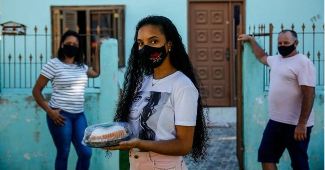 Jovem comemora seus 15 anos com pessoal da saúde e leva bolo para agradecer!