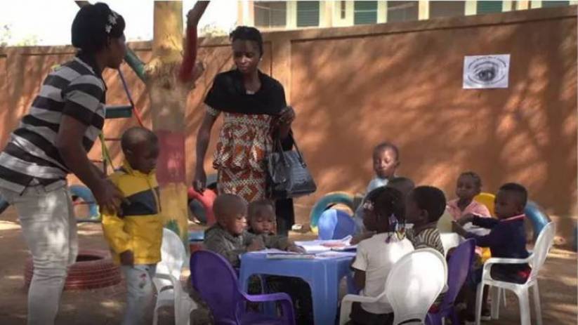 seuamigoguru.com - Creches móveis estão transformando a vida de mulheres e crianças na África.