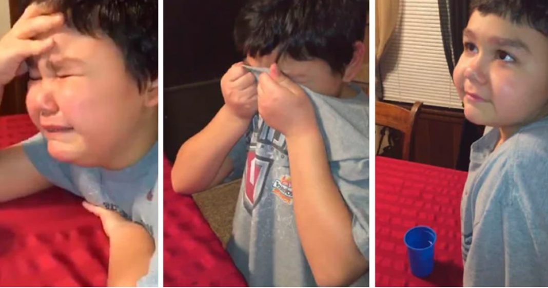 Curado do câncer, menino chora ao receber a última quimioterapia