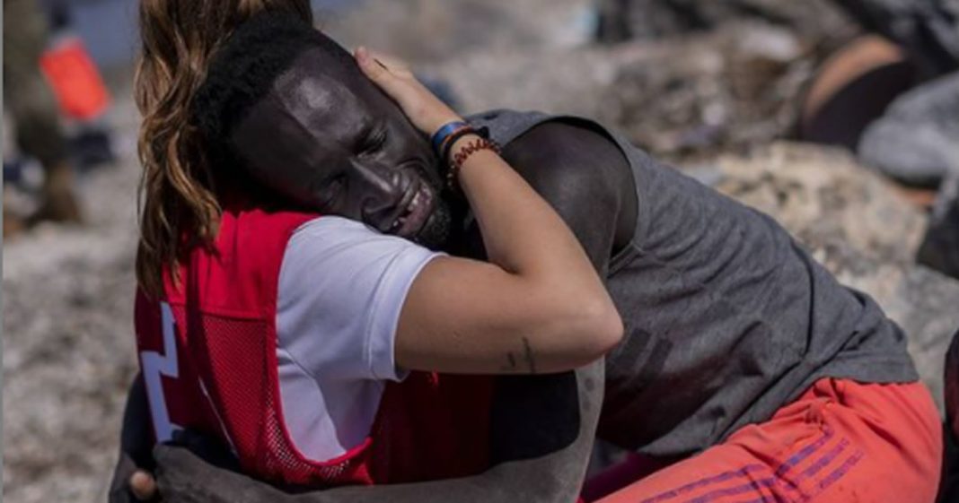 VOLUNTÁRIA DA CRUZ VERMELHA EMOCIONA O MUNDO COM UM ATO DE AMOR