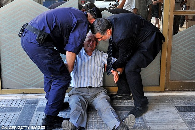 seuamigoguru.com - Empresário decide pagar pensão a idoso que chorou em frente ao banco!
