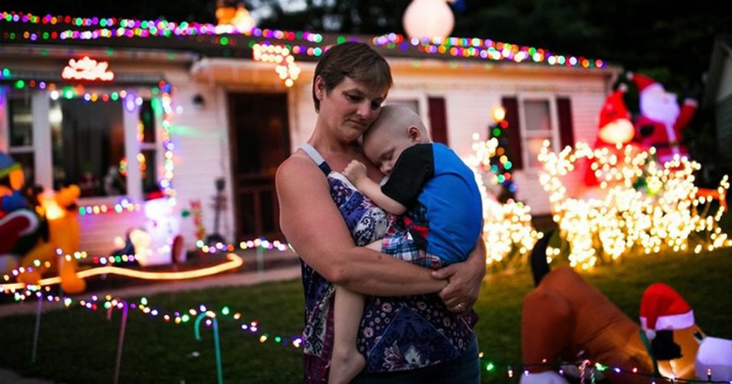 Mãe decide antecipar o Natal para alegrar o seu filho com câncer!