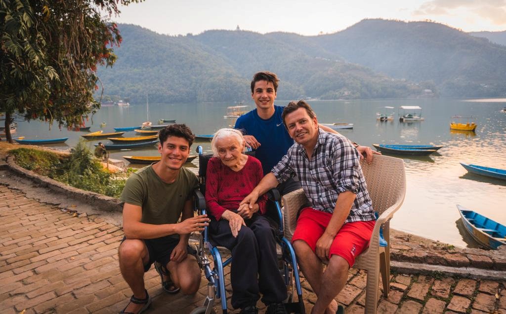 seuamigoguru.com - Filho leva mãe com Alzheimer em viagem ao mundo para que ela pudesse ter qualidade de vida!