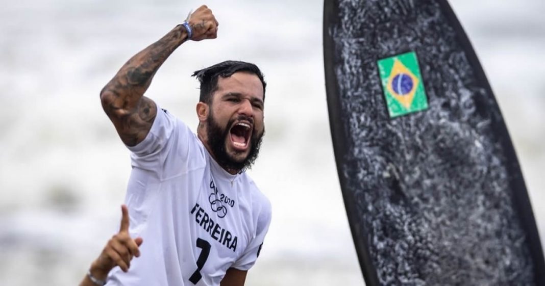 Brasileiro faz história e leva o ouro na primeira participação do surfe nas olimpíadas!