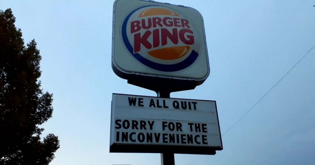 Burger King sofre demissão em massa e funcionários deixam recado no letreiro da loja