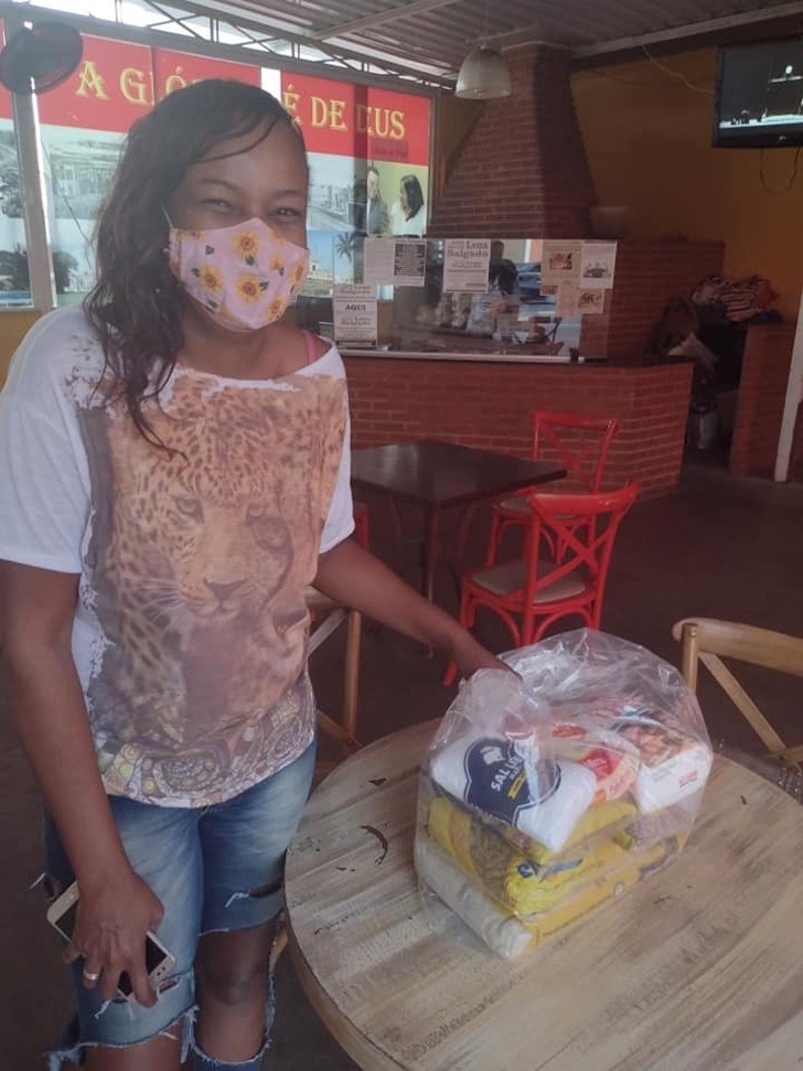 seuamigoguru.com - Ex-moradora de rua hoje distribui comida: "Eu entendo o que significa passar fome"