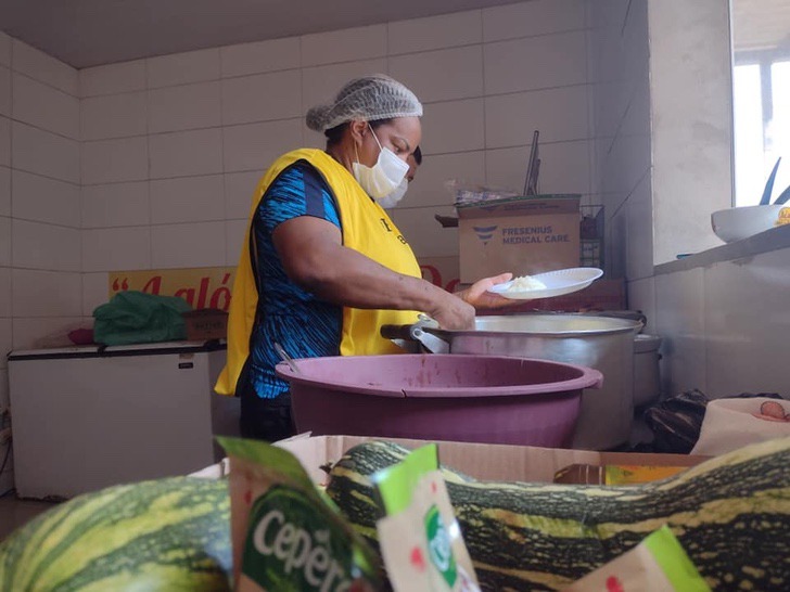 seuamigoguru.com - Ex-moradora de rua hoje distribui comida: "Eu entendo o que significa passar fome"