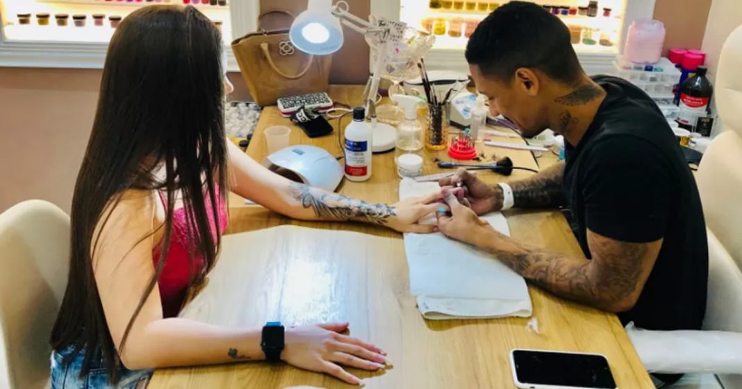 Homem vence o preconceito, se torna manicure e tem agenda lotada!