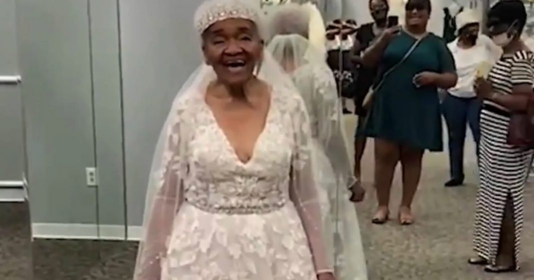 Aos 94 anos, ela realiza o sonho de casar com vestido que não podia comprar há 70 anos atrás.