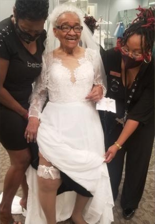 seuamigoguru.com - Aos 94 anos, ela realiza o sonho de casar com vestido que não podia comprar há 70 anos atrás.