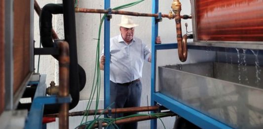 Idoso cria máquina que produz cerca de 5 mil litros de água e poderá acabar com a seca no mundo.