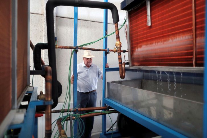 seuamigoguru.com - Idoso cria máquina que produz cerca de 5 mil litros de água e poderá acabar com a seca no mundo.