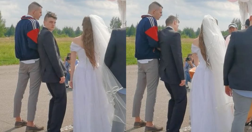 Noivo chega ao casamento bêbado e precisa ser amparado por um amigo no altar.