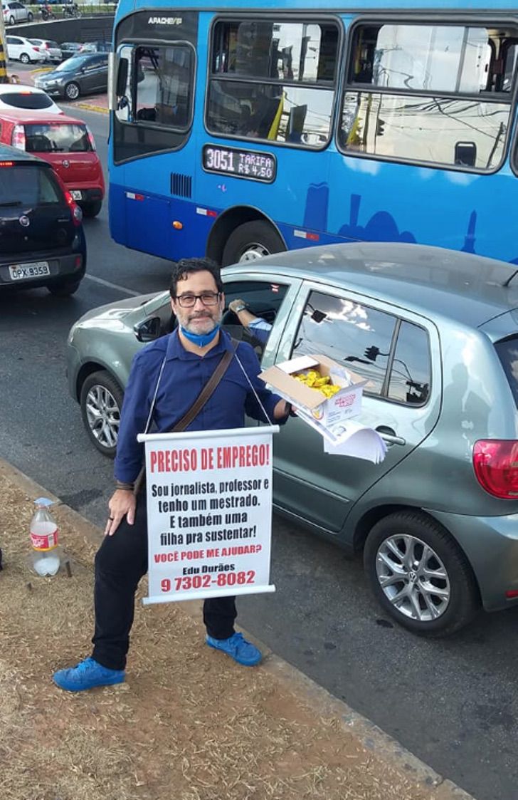 seuamigoguru.com - Professor sai as ruas com uma placa no pescoço: "Preciso de emprego!".