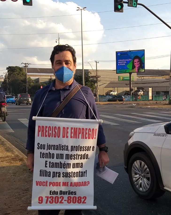 seuamigoguru.com - Professor sai as ruas com uma placa no pescoço: "Preciso de emprego!".