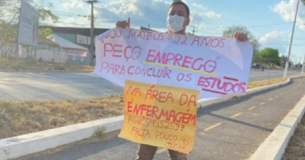 Jovem pede emprego com um cartaz nas ruas e atitude dá certo!