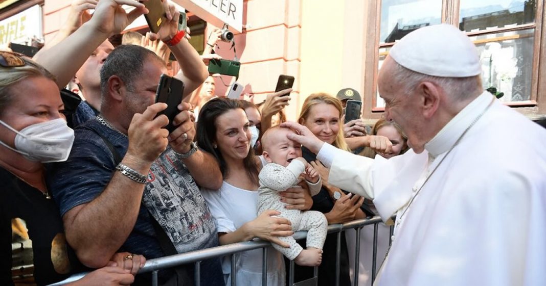 Papa visita comunidade cigana e diz “Ninguém deve ser marginalizado”