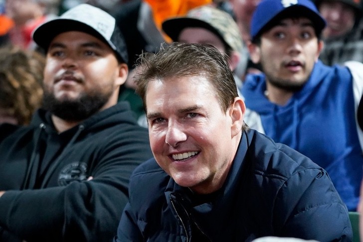 O ator de Hollywood Tom Cruise ainda tem o rosto inchado pelo que