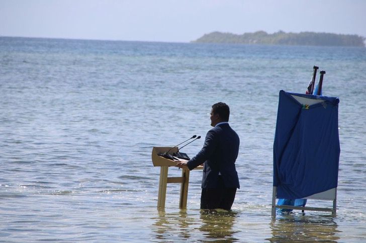 seuamigoguru.com - Ministro faz discurso na água e alerta o mundo sobre o aquecimento global. "Nossa ilha vai desaparecer".