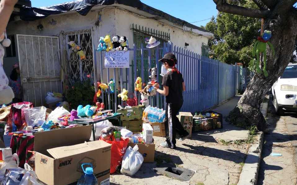 apos-a-mae-perder-o-emprego-crianca-vende-os-brinquedos-para-ter-comida-em-casa