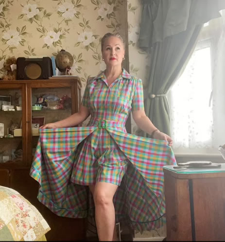 mulher-fabrica-as-proprias-roupas-no-estilo-dos-anos-1940-por-nao-gostar-da-moda-atual2
