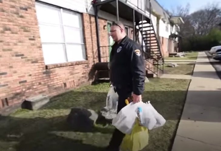 seuamigoguru.com - Policial leva comida a mãe que roubou 5 ovos para alimentar os filhos