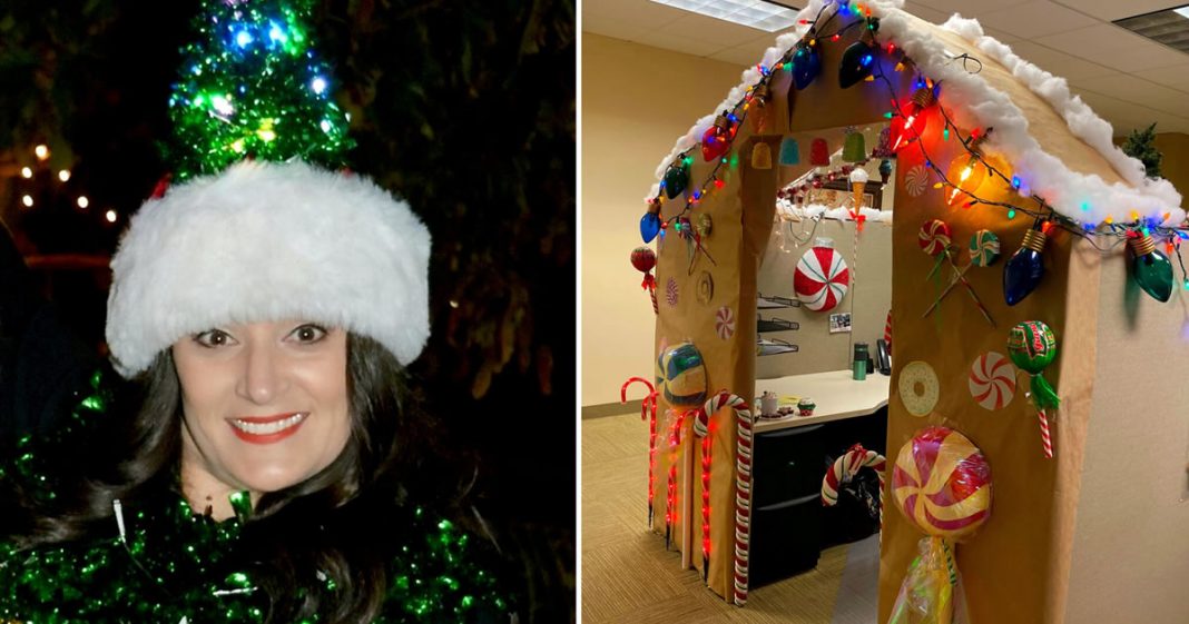 Mulher fanática por Natal transformou seu micro escritório em casa de pão de mel