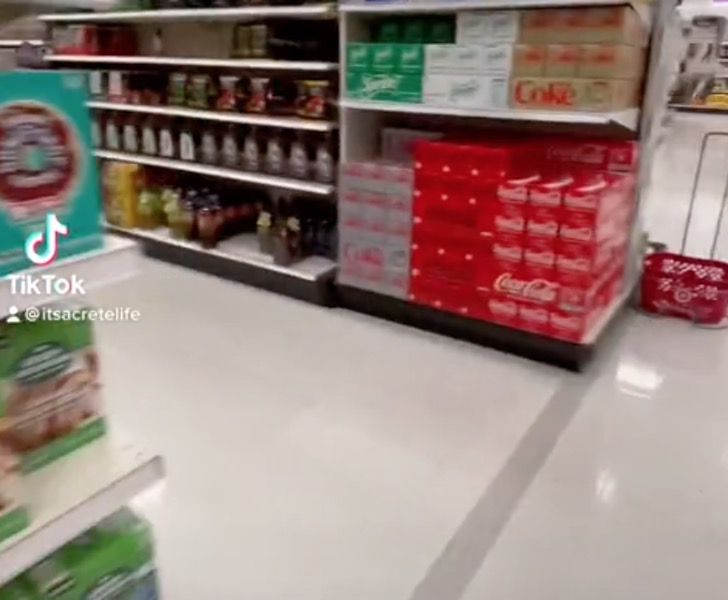 seuamigoguru.com - Mulher paga para fazer compras sozinha no supermercado e diz "Tenho medo de germes".