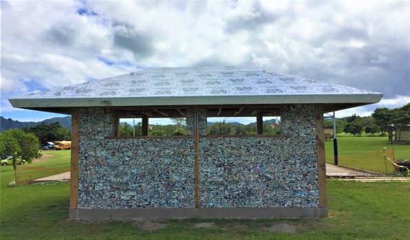 seuamigoguru.com - Empresa transforma 100 toneladas de plástico não reciclável em blocos para construção