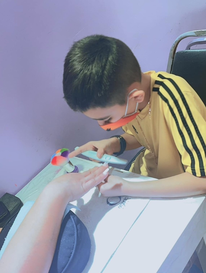 menino-de-9-anos-trabalha-colocando-unhas-posticas-para-pagar-operacao-do-irmao