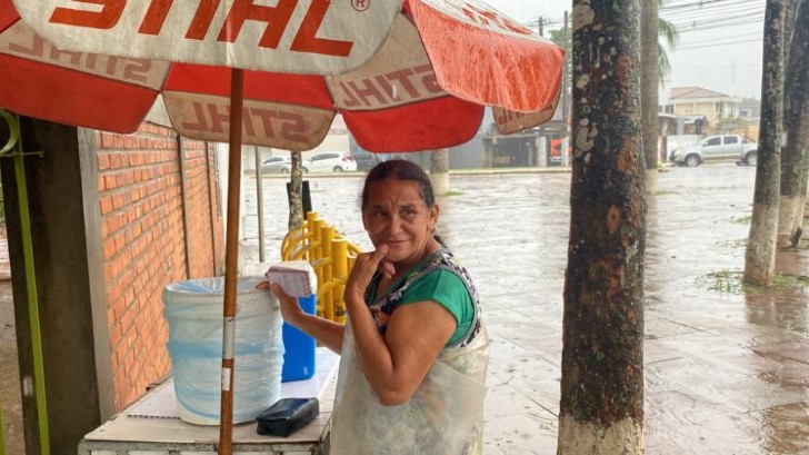 seuamigoguru.com - Senhora que trabalhava de baixo de chuva e sol, realiza o sonho de abrir o próprio negócio