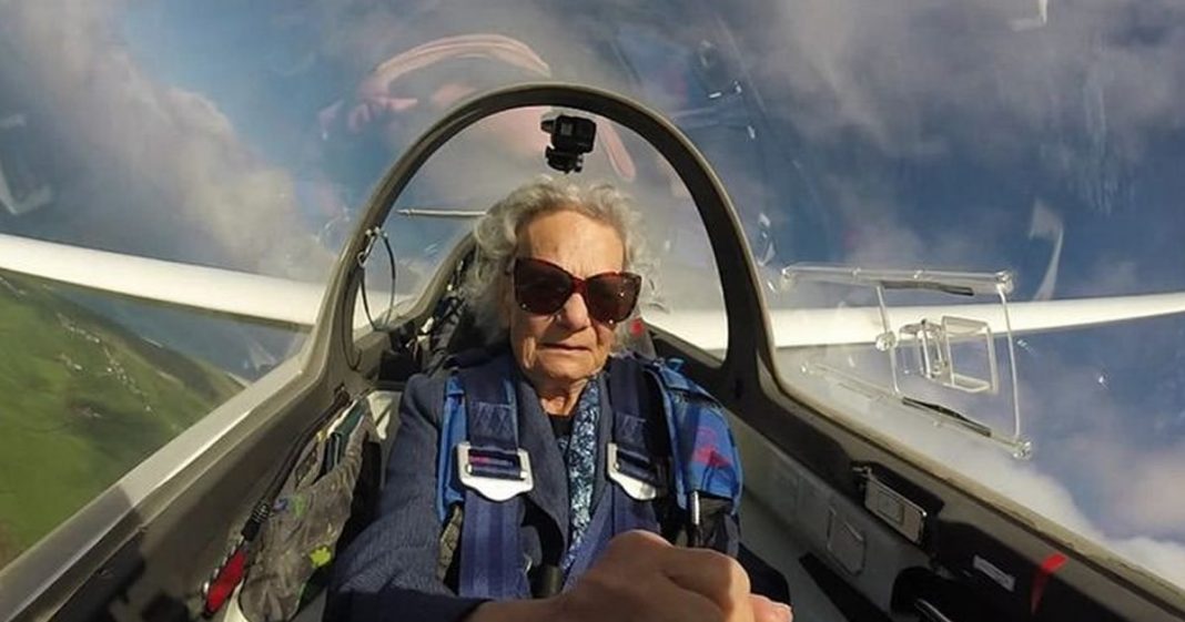 Aos 99 anos, ex-pilota de guerra, volta a voar para arrecadar dinheiro aos veteranos