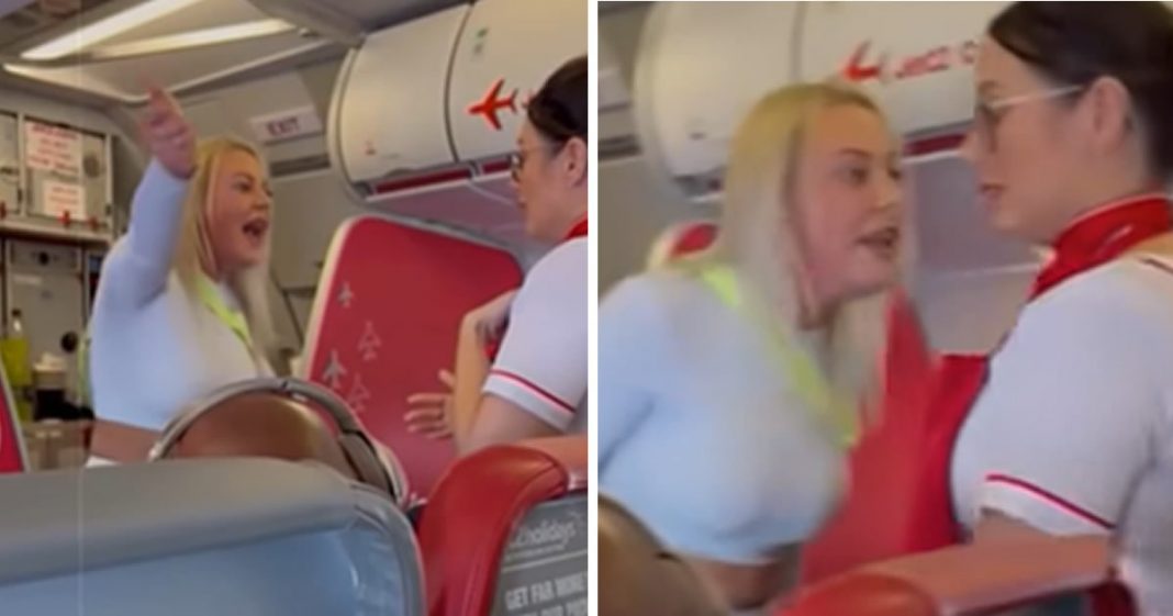 Mulher irritada com choro de bebês, agride tripulação e é expulsa de avião