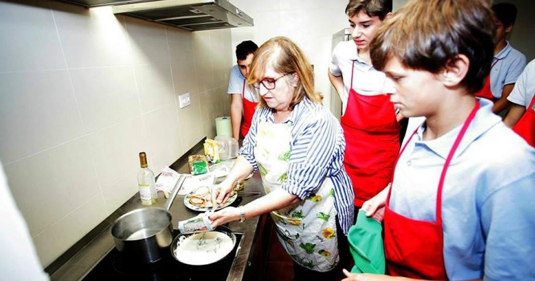 Colégio espanhol ensina meninos a cozinhar, limpar e passar roupa.