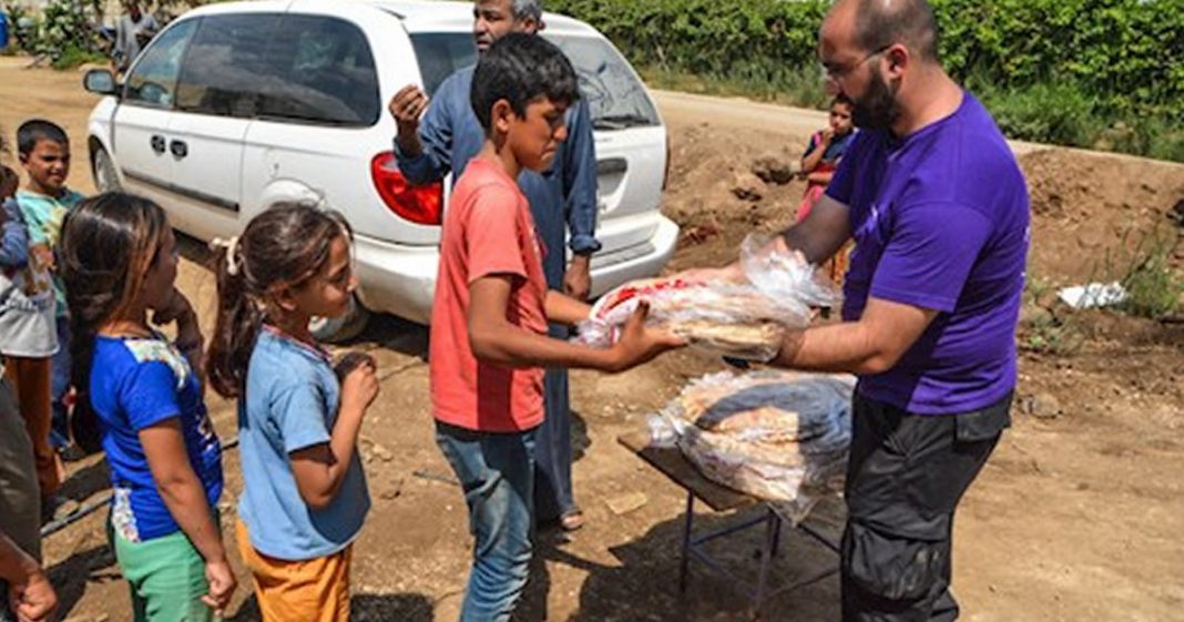 Se ajudássemos uns aos outros, seríamos uma sociedade menos mesquinha