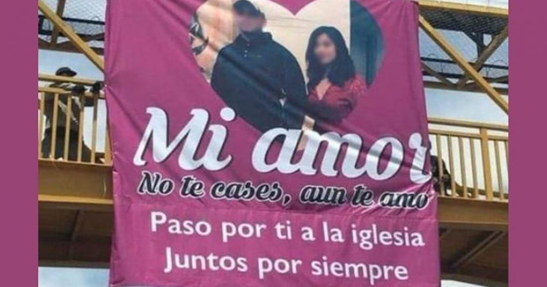 “Meu amor, não se case, eu ainda te amo”: Rapaz faz cartaz para convencer sua ex-namorada a não se casar com outro.